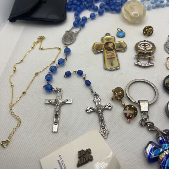 Vintage Rosaries, Crosses, Rings, Token, Key Chain, Pins, Bracelet Religious Lot - Picture 6 of 13